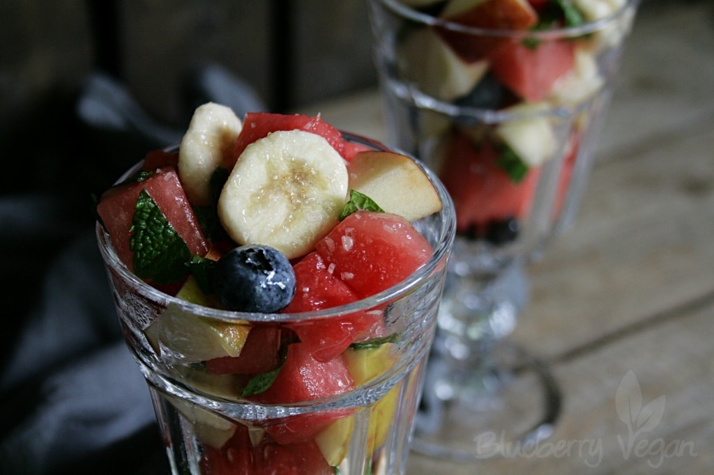 Obstsalat mit Minze und Chili-Salzflocken | Blueberry Vegan