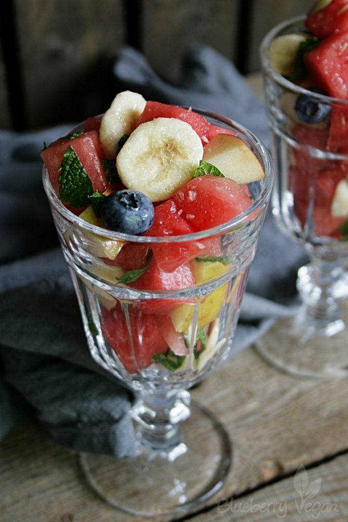 Obstsalat mit Minze und Chili-Salzflocken