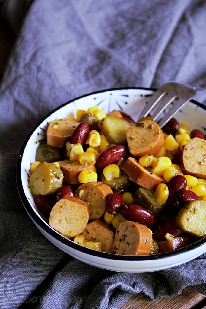 Veganer Würstchen-Bohnen-Salat | Blueberry Vegan