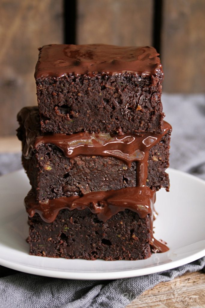 Zucchini-Brownies mit leckerem Guss