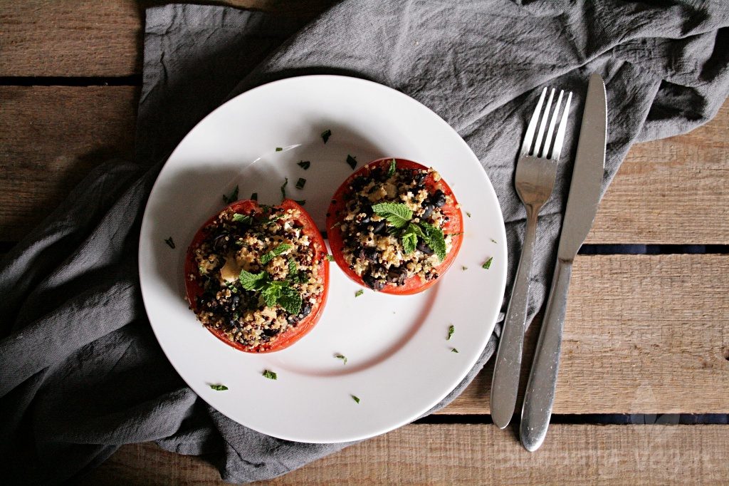 Gefüllte Tomaten mit Quinoa und würzigem Tofu | Blueberry Vegan