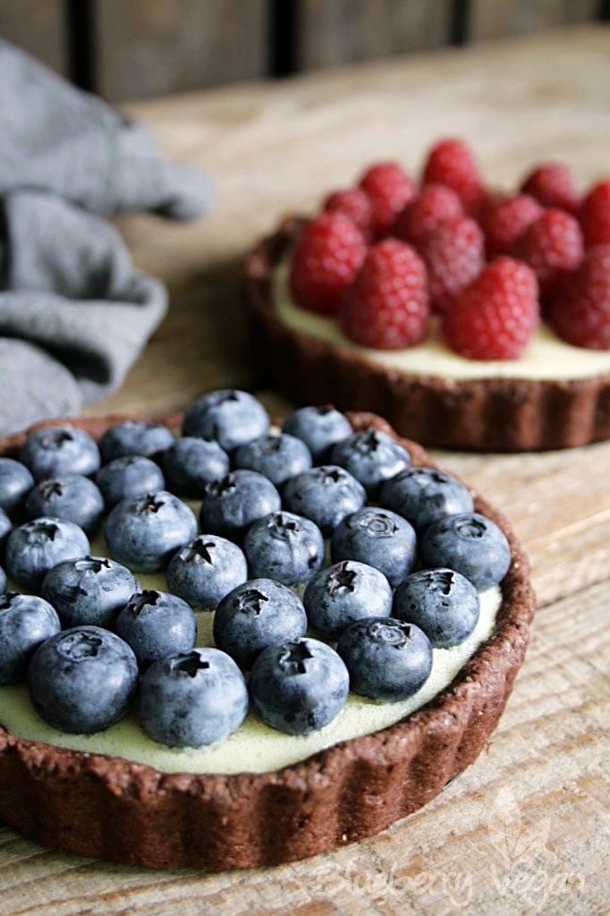 Schoko-Tartelettes mit Vanillepudding und frischen Beeren