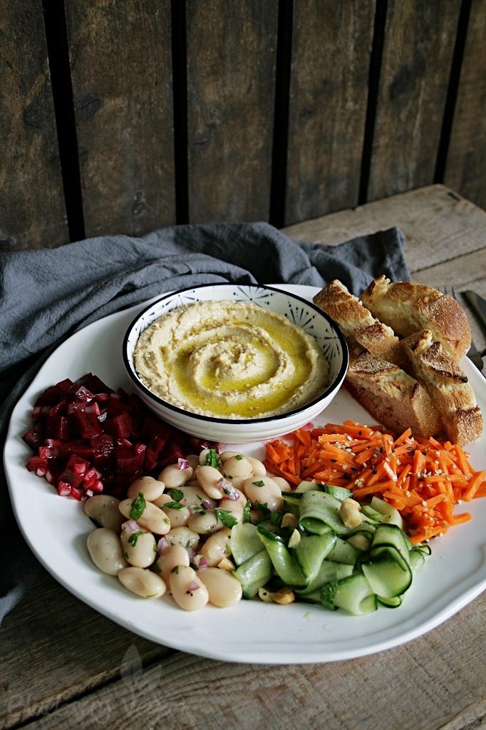 Schlemmerplatte mit Hummus, Brot und viererlei Salat