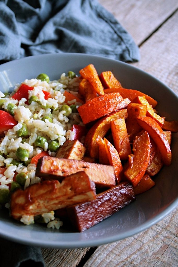 Warmer Reissalat mit würzigem Ofenkürbis und Barbecue-Tofu