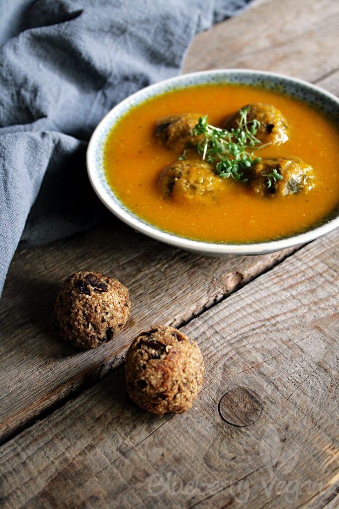 Leckere Kürbissuppe mit Auberginen-Bällchen