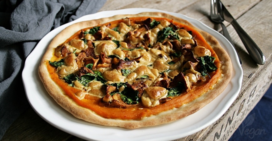 Herbstliche Kürbis-Pizza mit Pfifferlingen und Spinat | Blueberry Vegan