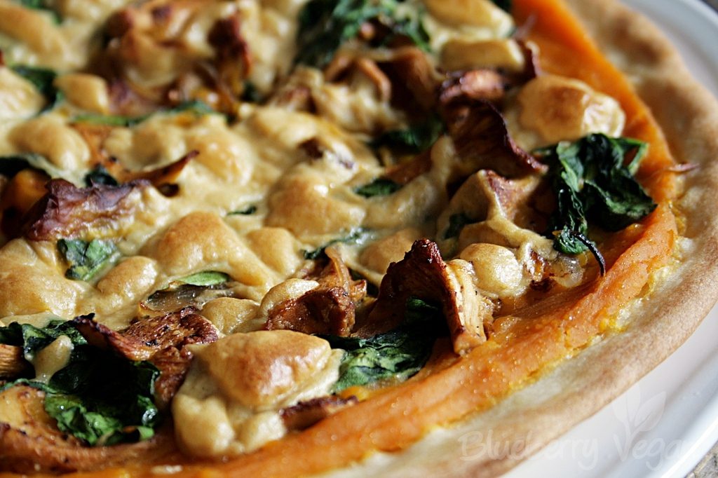 Herbstliche Kürbis-Pizza mit Pfifferlingen und Spinat | Blueberry Vegan