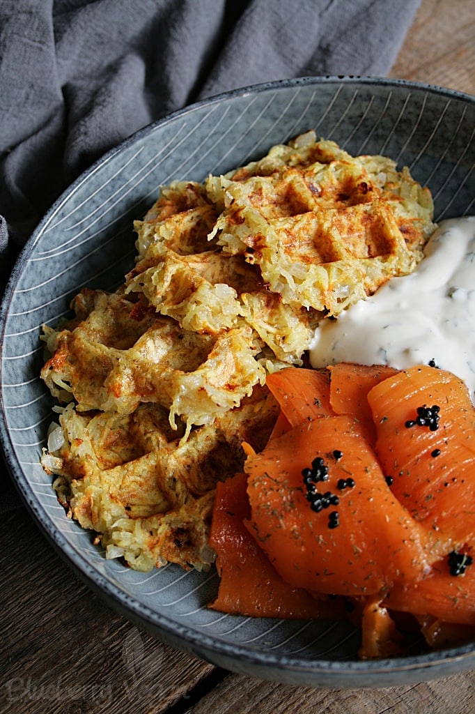 Herzhafte Kartoffelwaffeln mit veganem Kräuterquark | Blueberry Vegan