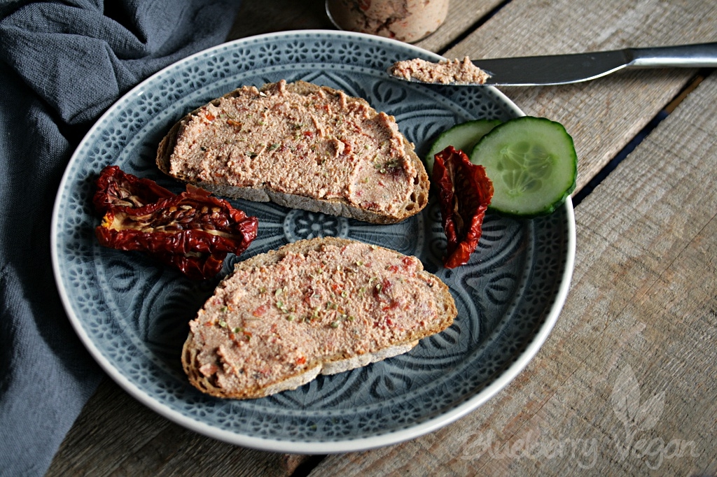 Tofu-Aufstrich mit getrockneten Tomaten | Blueberry Vegan