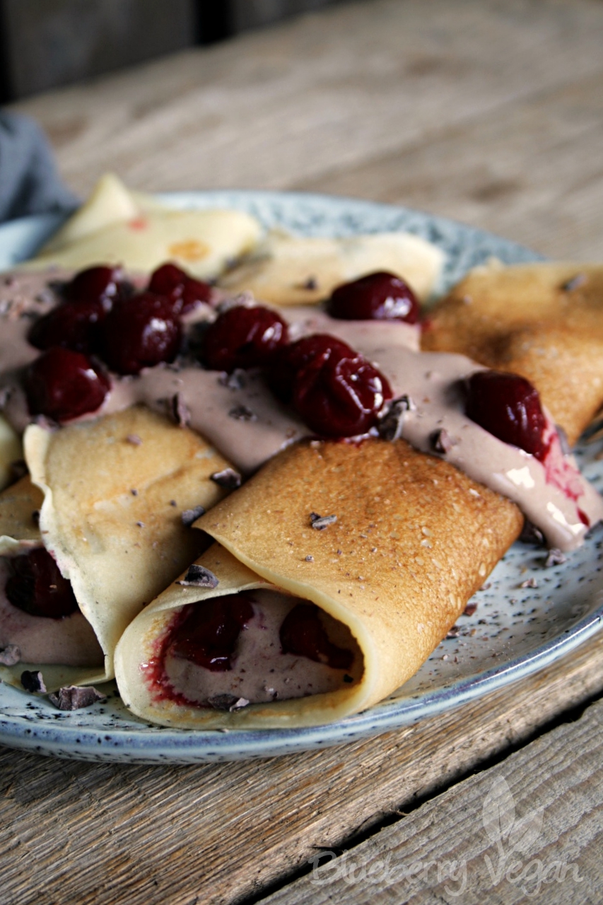 Lecker gefüllte Crêpes mit Schokoquark und Kirschen | Blueberry Vegan