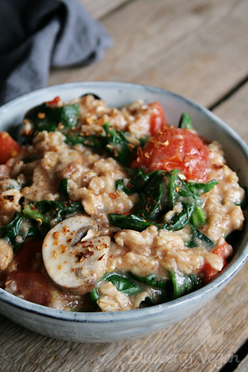 Herzhaftes Porridge mit Tomaten, Pilzen und Spinat