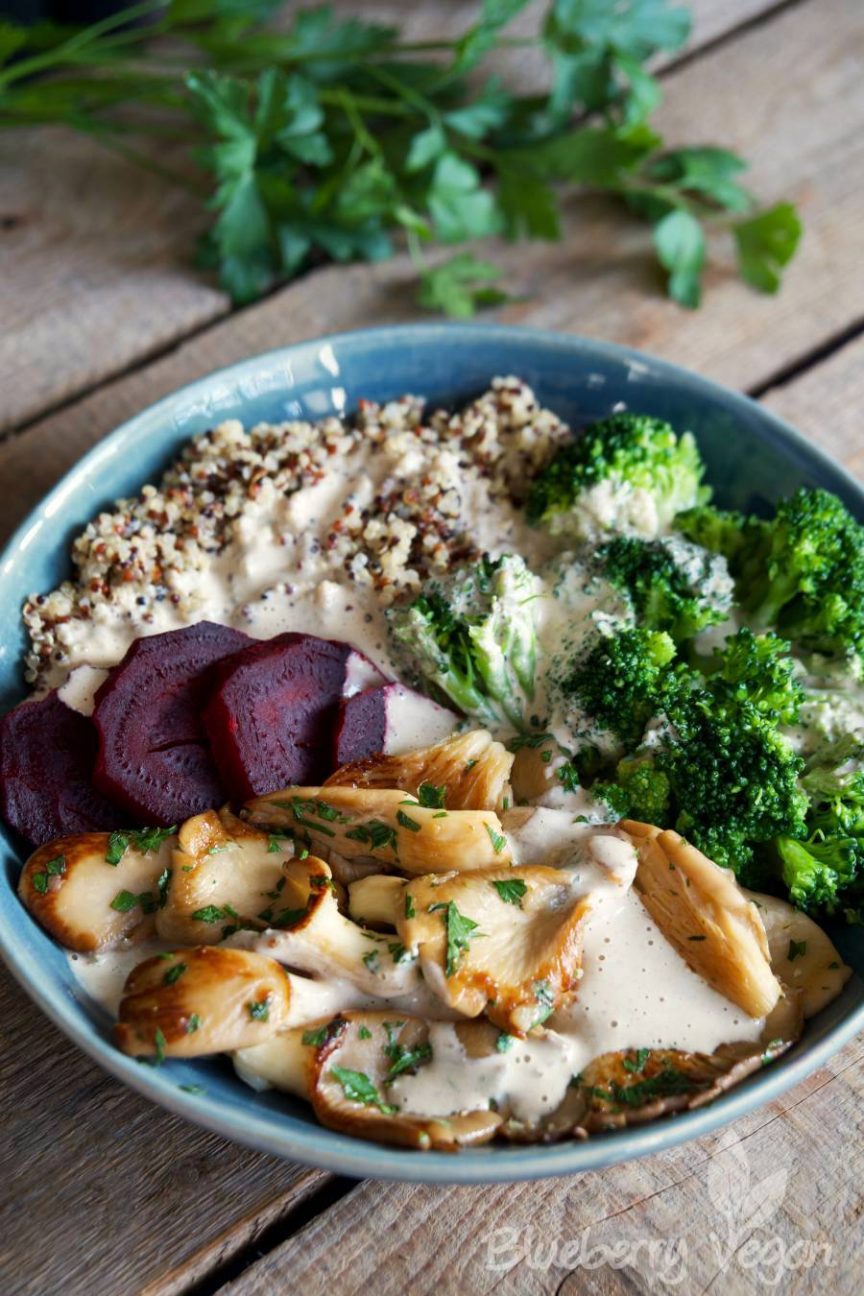 Bowl mit gebratenen Austernpilzen und Tahin-Dressing