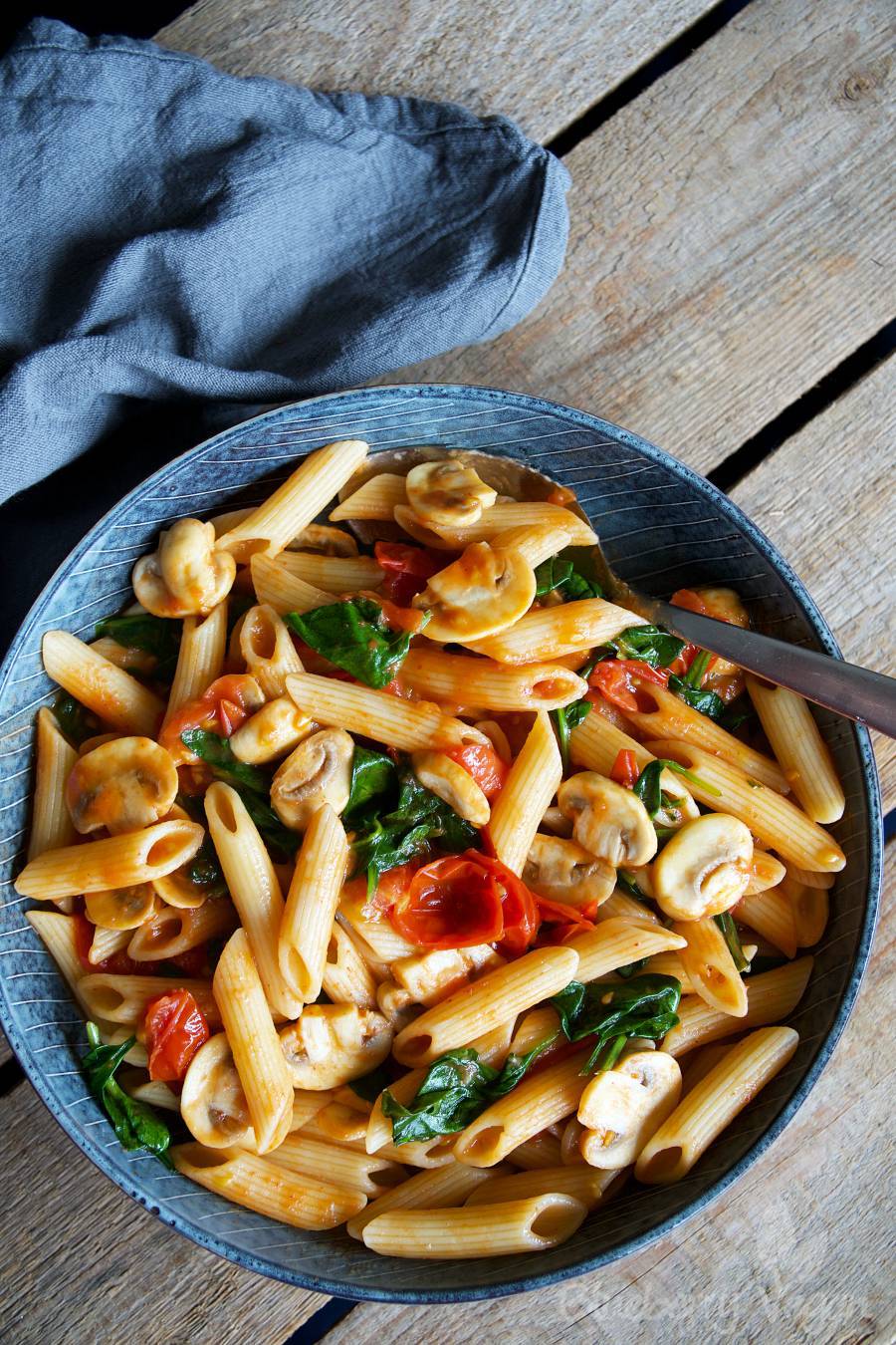 Schnelle Pasta mit Tomaten, Pilzen und Spinat | Blueberry Vegan