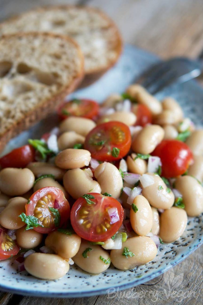 Aromatischer Weiße-Riesenbohnen-Salat mit Tomaten und Minze