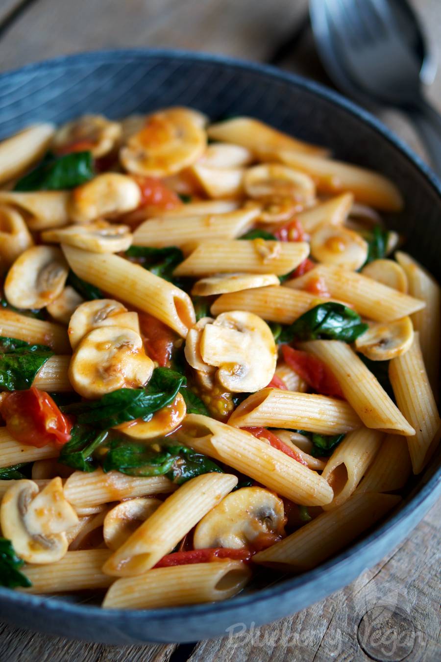 Schnelle Pasta mit Tomaten, Pilzen und Spinat