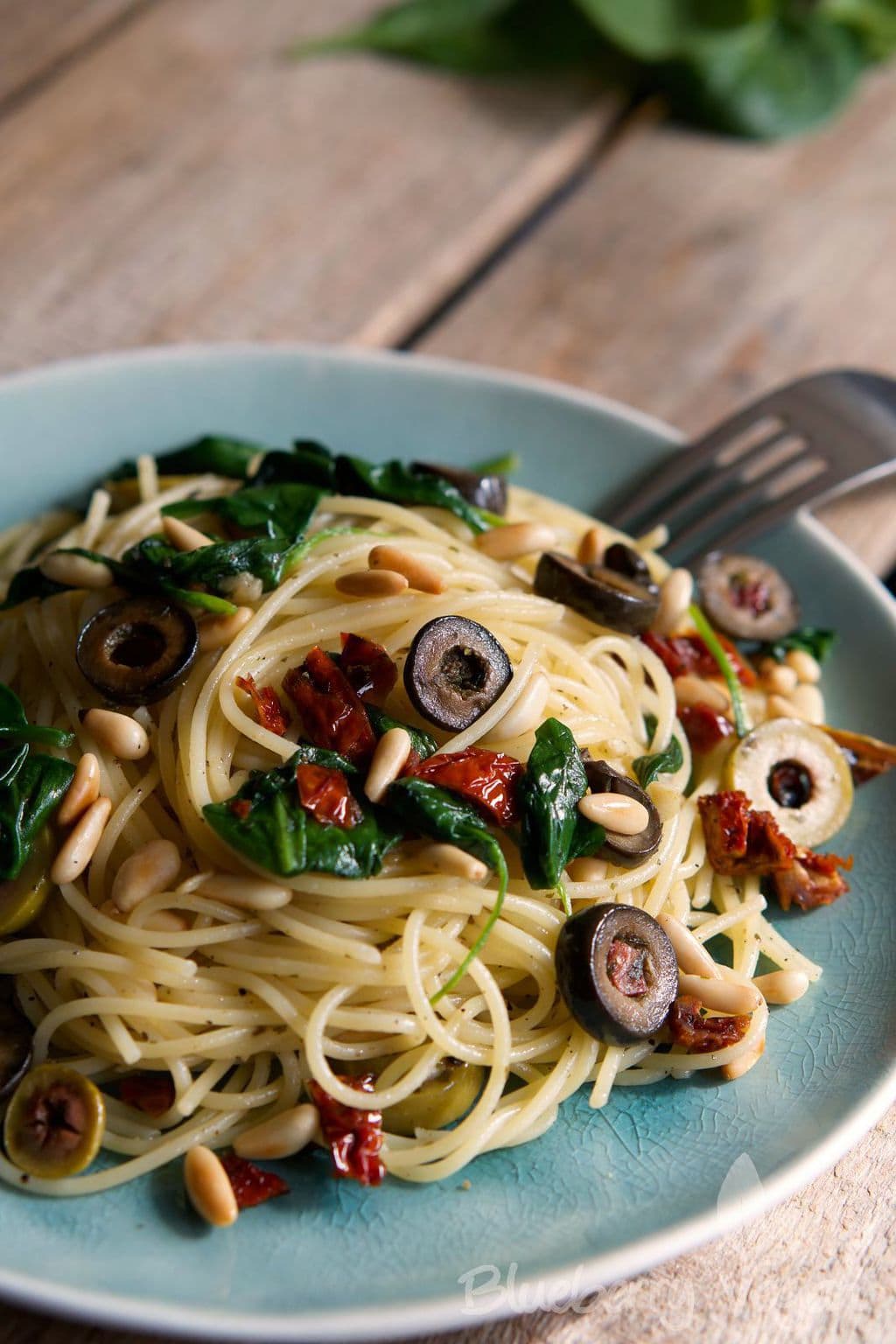 Würzige Spaghetti mit Oliven, Spinat und getrockneten Tomaten