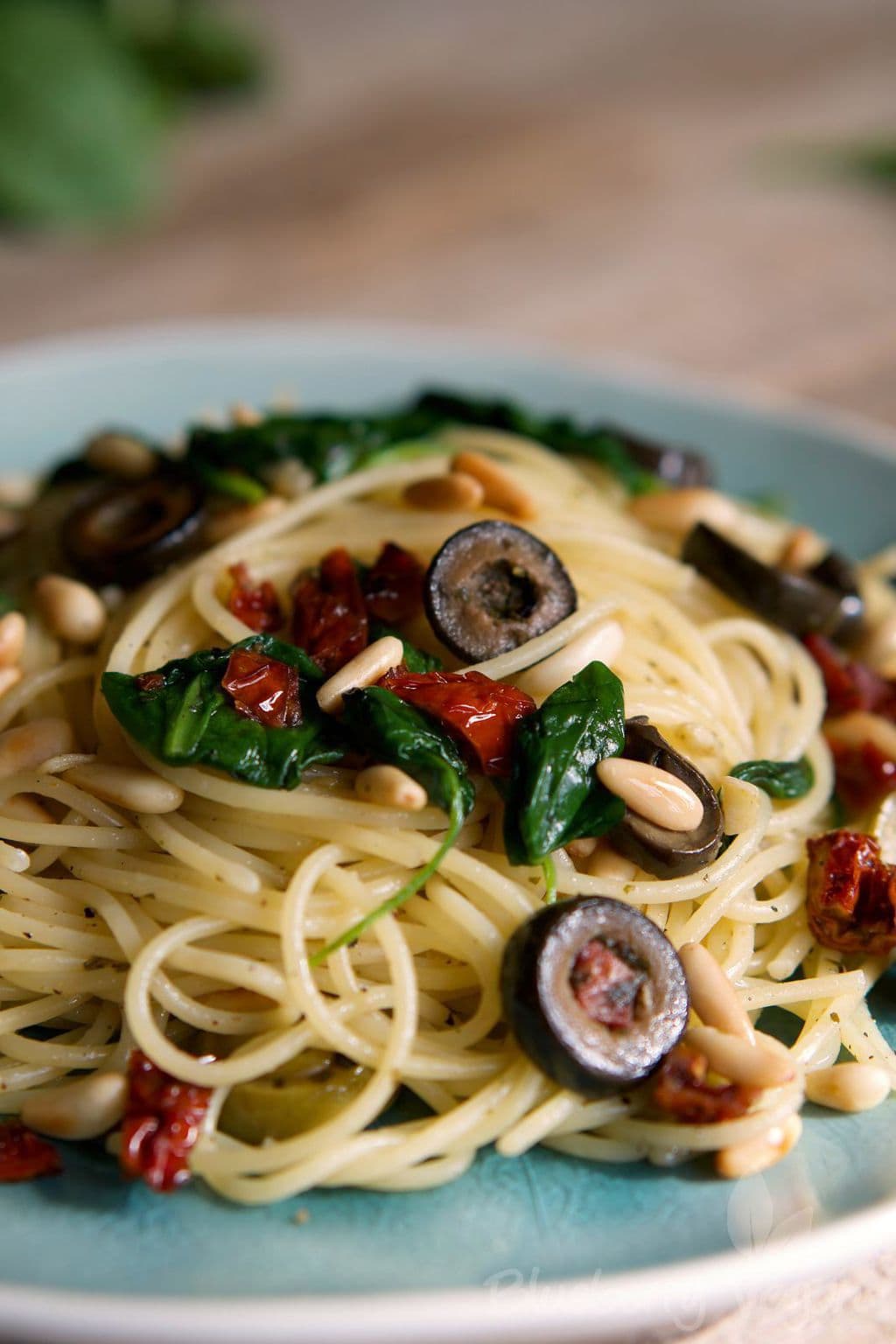 Würzige Spaghetti mit Oliven, Spinat und getrockneten Tomaten ...