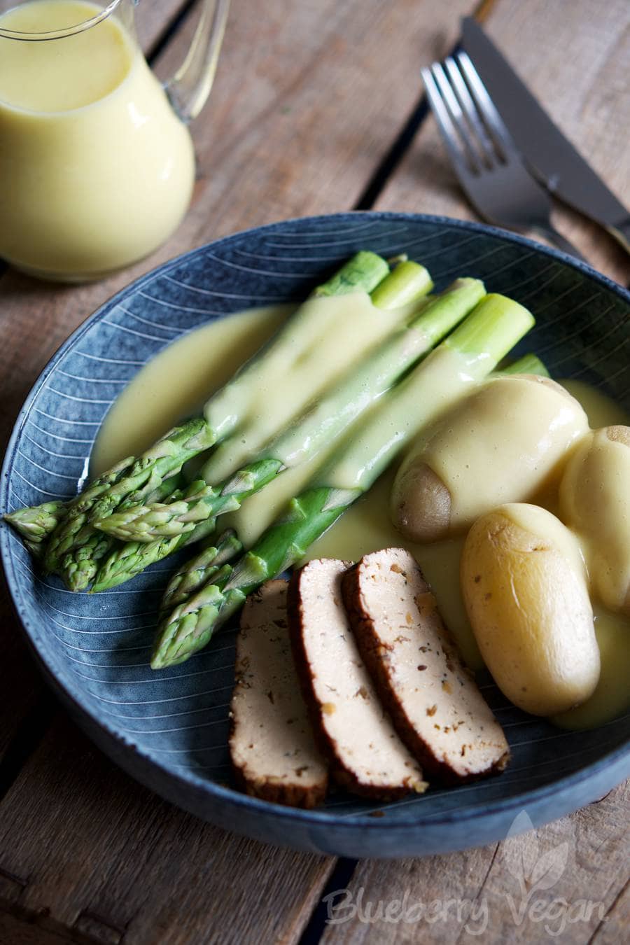 Spargel mit Kartoffeln, Tofu und der ultimativen veganen Sauce Hollandaise