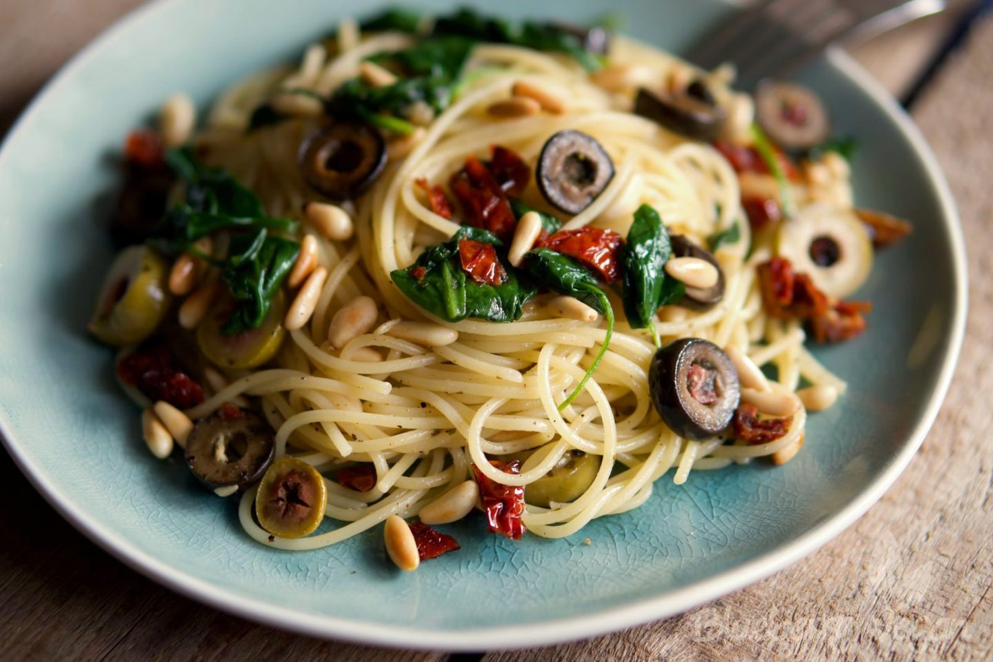 Würzige Spaghetti mit Oliven, Spinat und getrockneten Tomaten ...