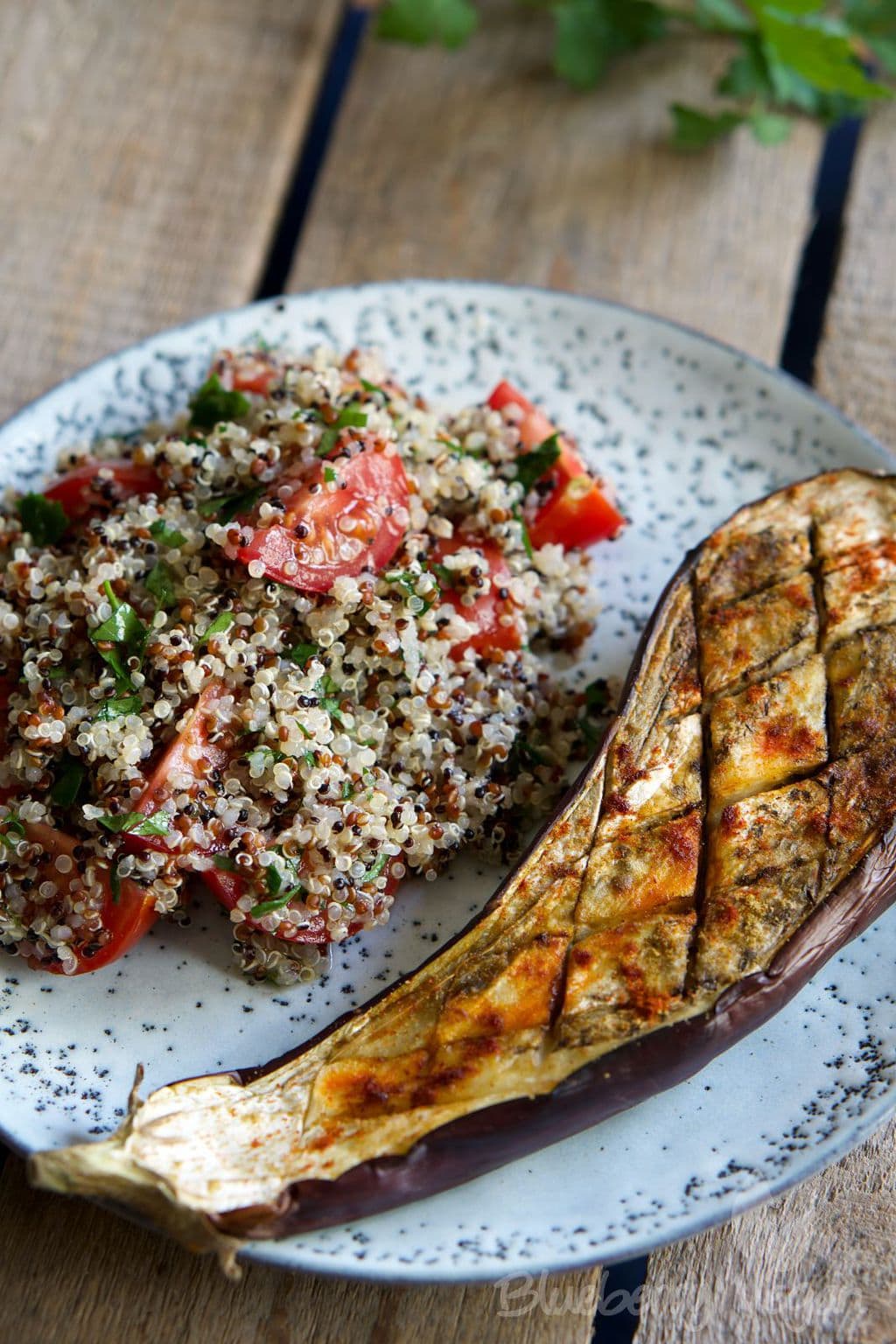 Gebackene Aubergine mit lauwarmem Quinoa-Taboulé