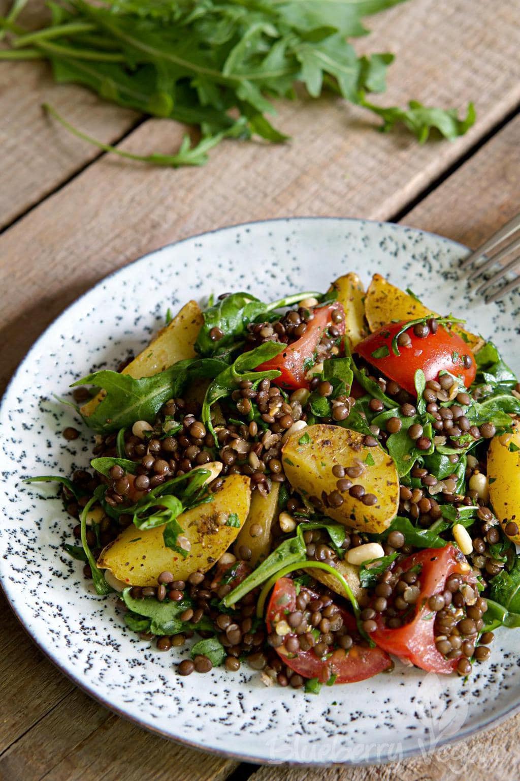 Sättigender Backkartoffelsalat mit Linsen, Tomaten und Rucola