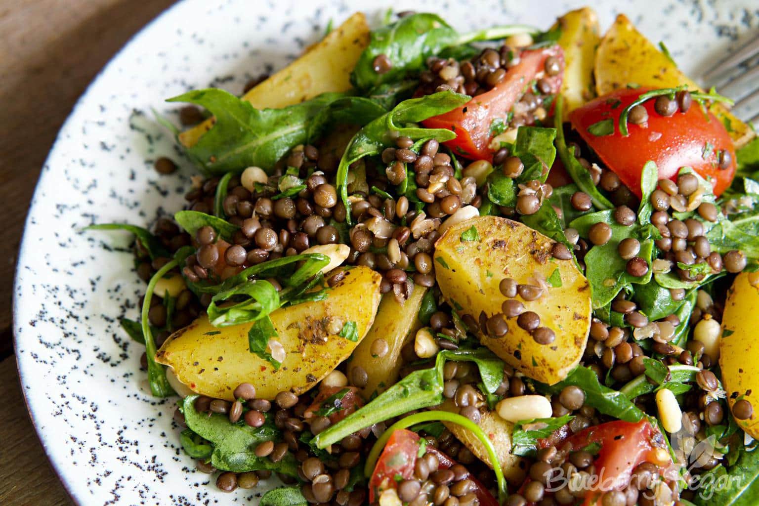 Sättigender Backkartoffelsalat mit Linsen, Tomaten und Rucola ...