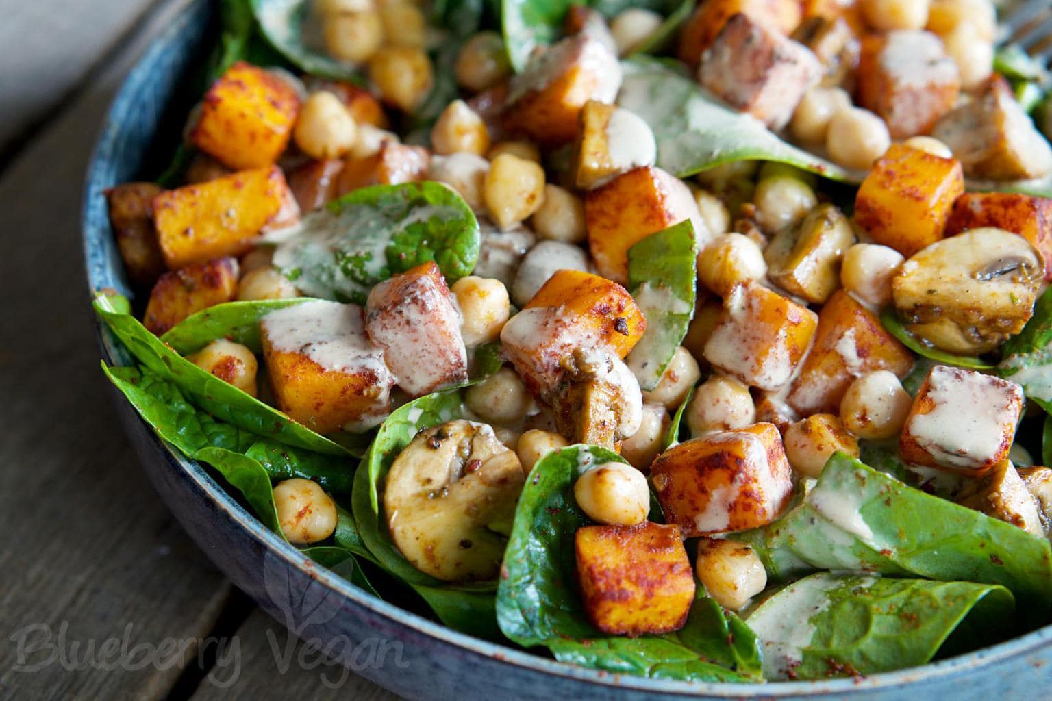 Warmer Spinatsalat mit gebackenem Kürbis, Balsamico-Pilzen ...