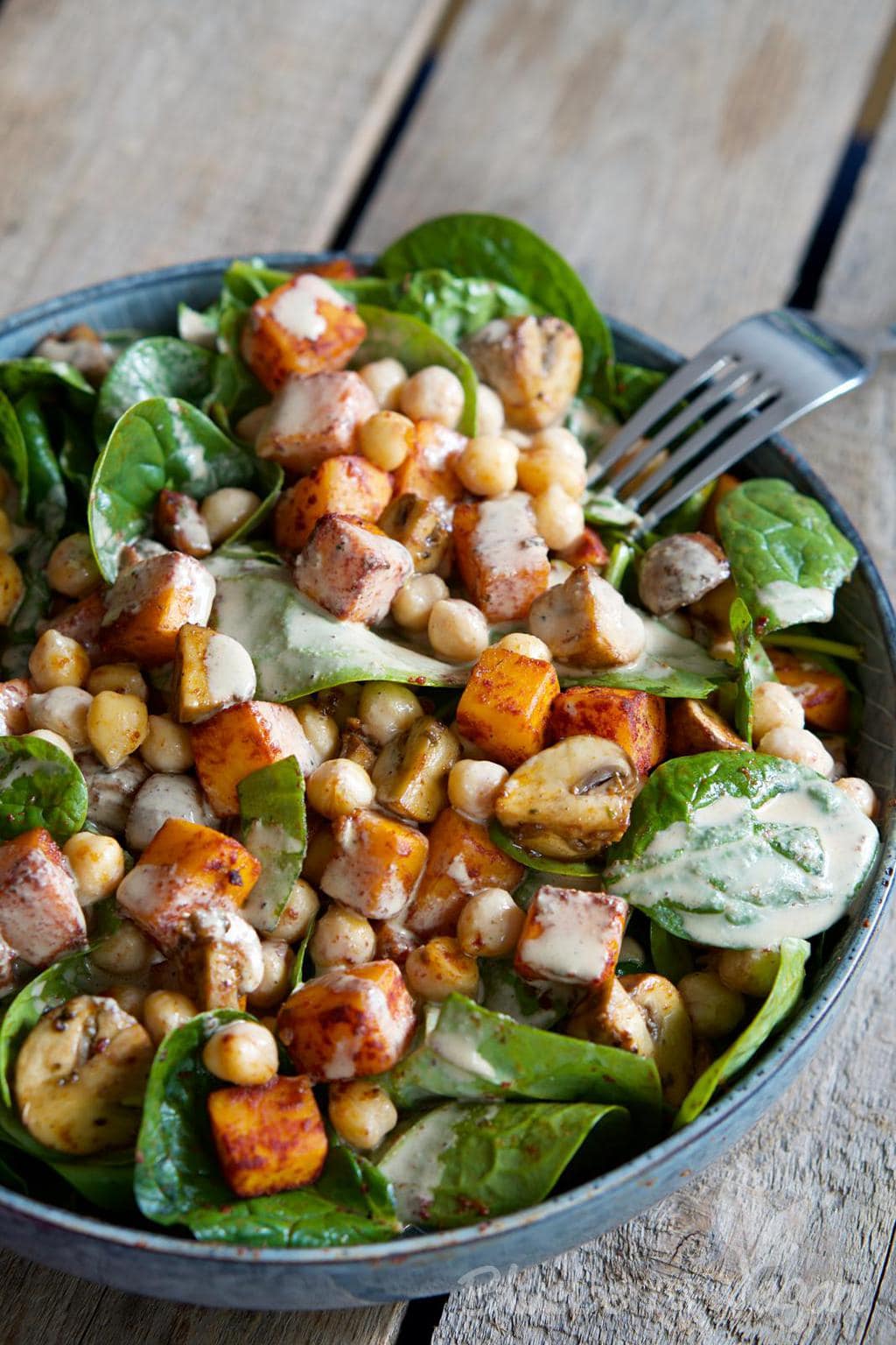 Warmer Spinatsalat mit gebackenem Kürbis, Balsamico-Pilzen, Kichererbsen und Tahindressing