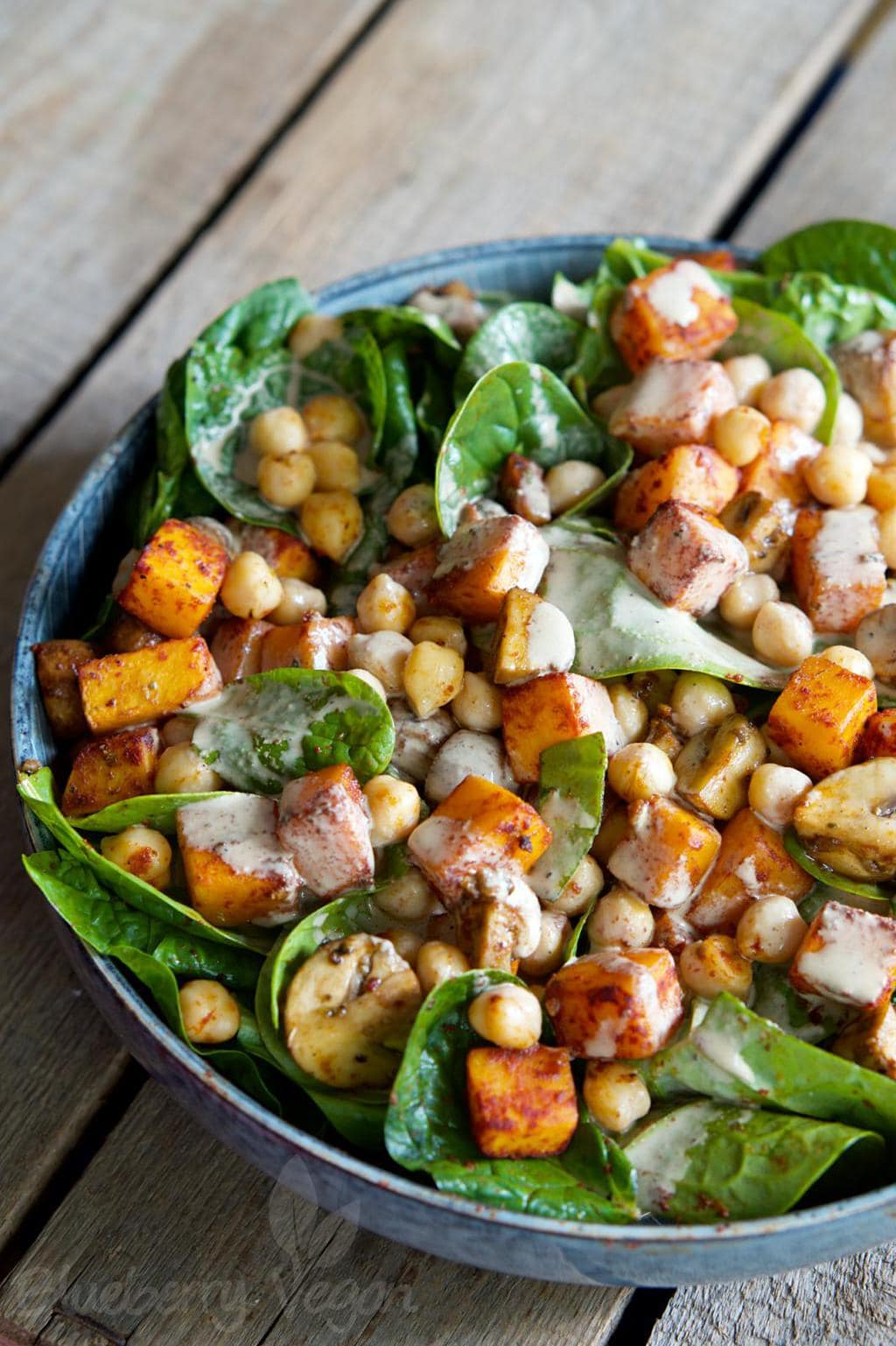 Warmer Spinatsalat mit gebackenem Kürbis, Balsamico-Pilzen ...