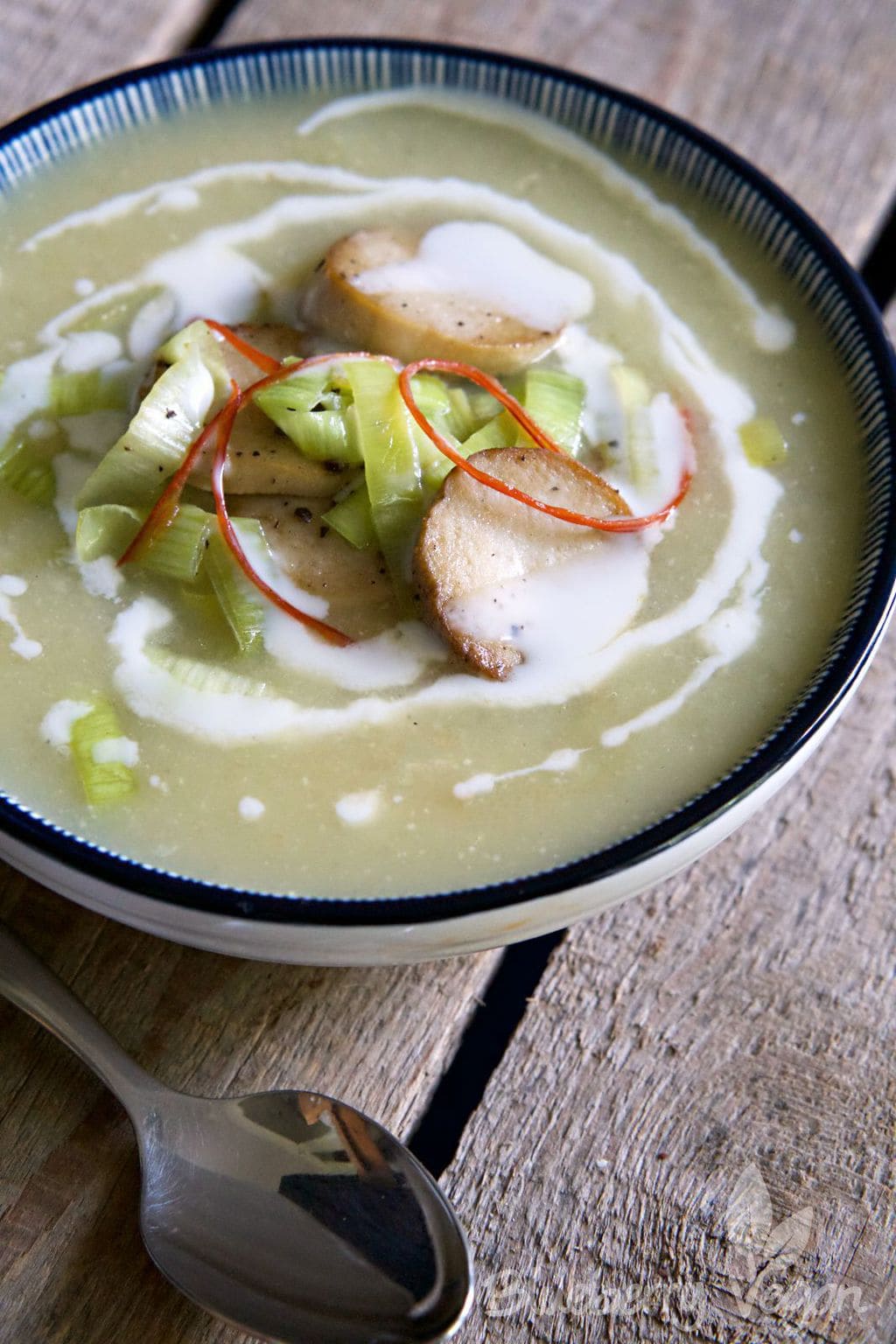 Cremige Kartoffel-Lauch-Suppe mit gebratenen Kräuterseitlingen