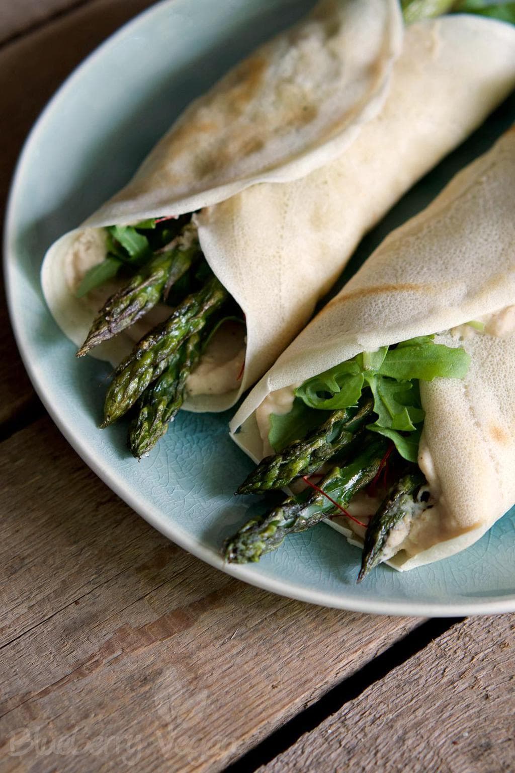 Leckere Spargel-Pfannkuchen-Röllchen mit würzigem Bohnendip