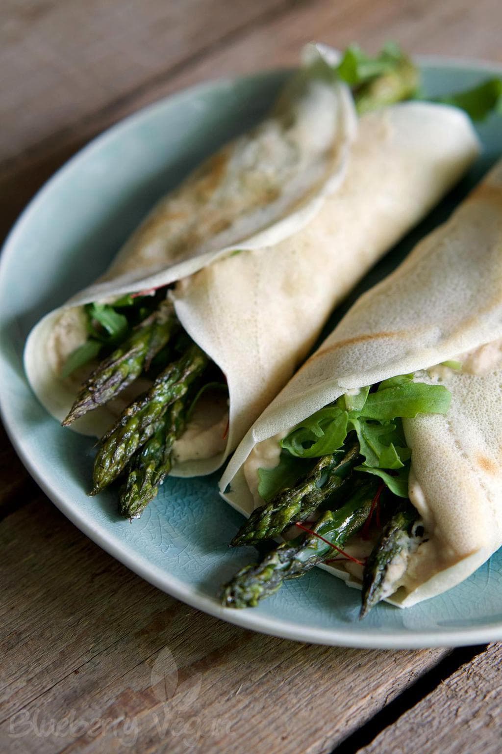 Leckere Spargel-Pfannkuchen-Röllchen mit würzigem Bohnendip | Blueberry ...