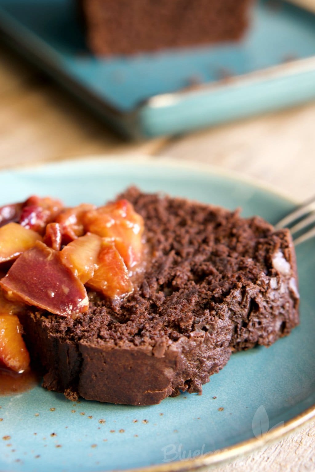 Schoko-Schwarzbier-Kuchen mit geschmorten Zimt-Zwetschgen