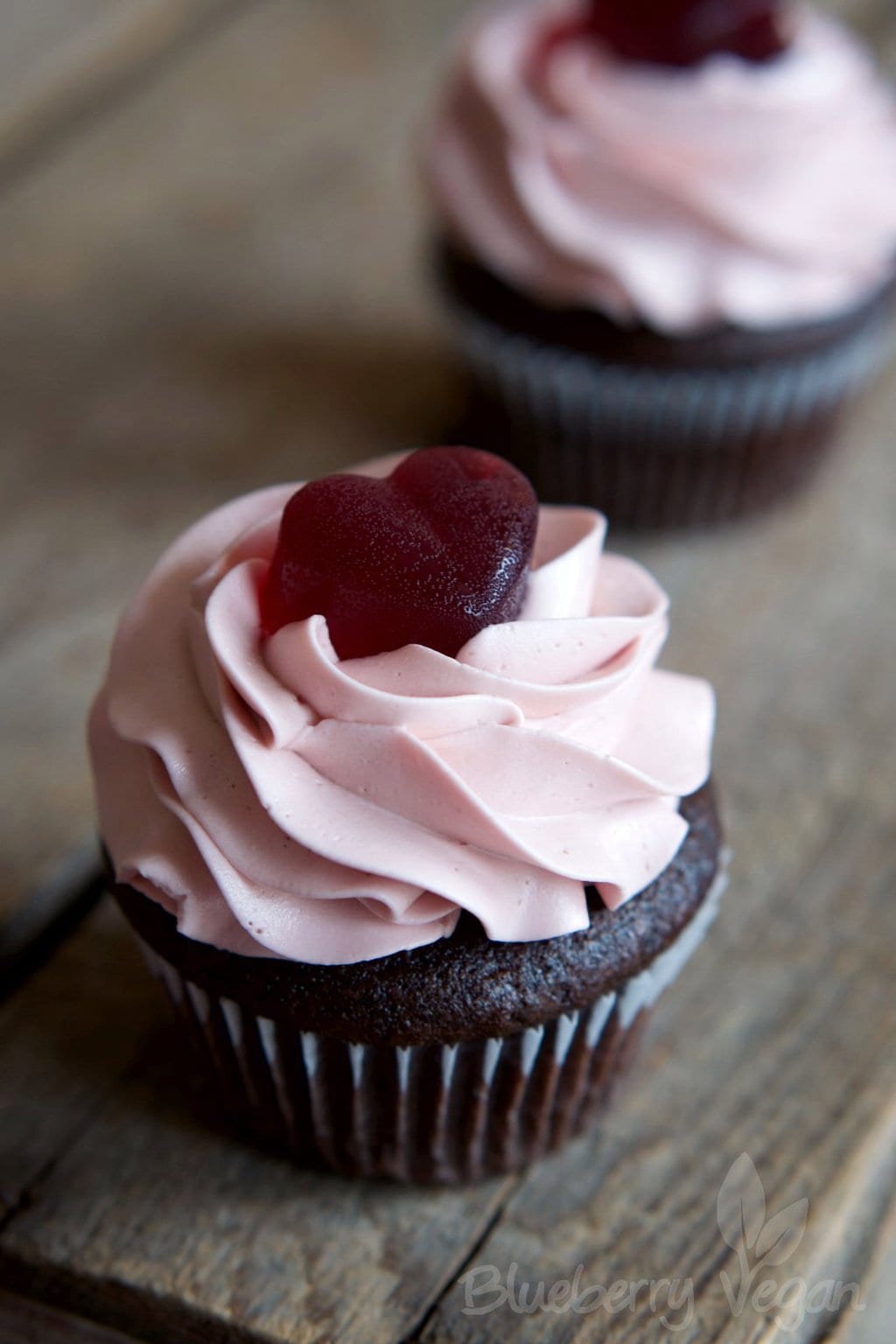 Gefüllte Lebkuchen-Cupcakes mit Glühwein-Frosting | Blueberry Vegan