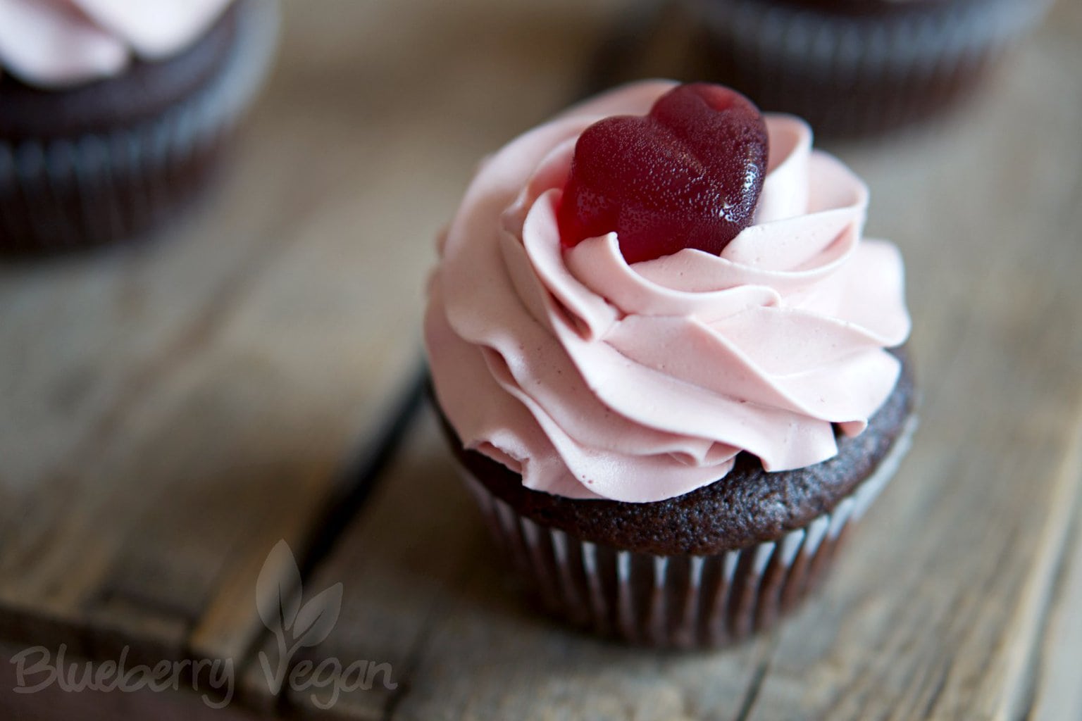 Gefüllte Lebkuchen-Cupcakes mit Glühwein-Frosting | Blueberry Vegan