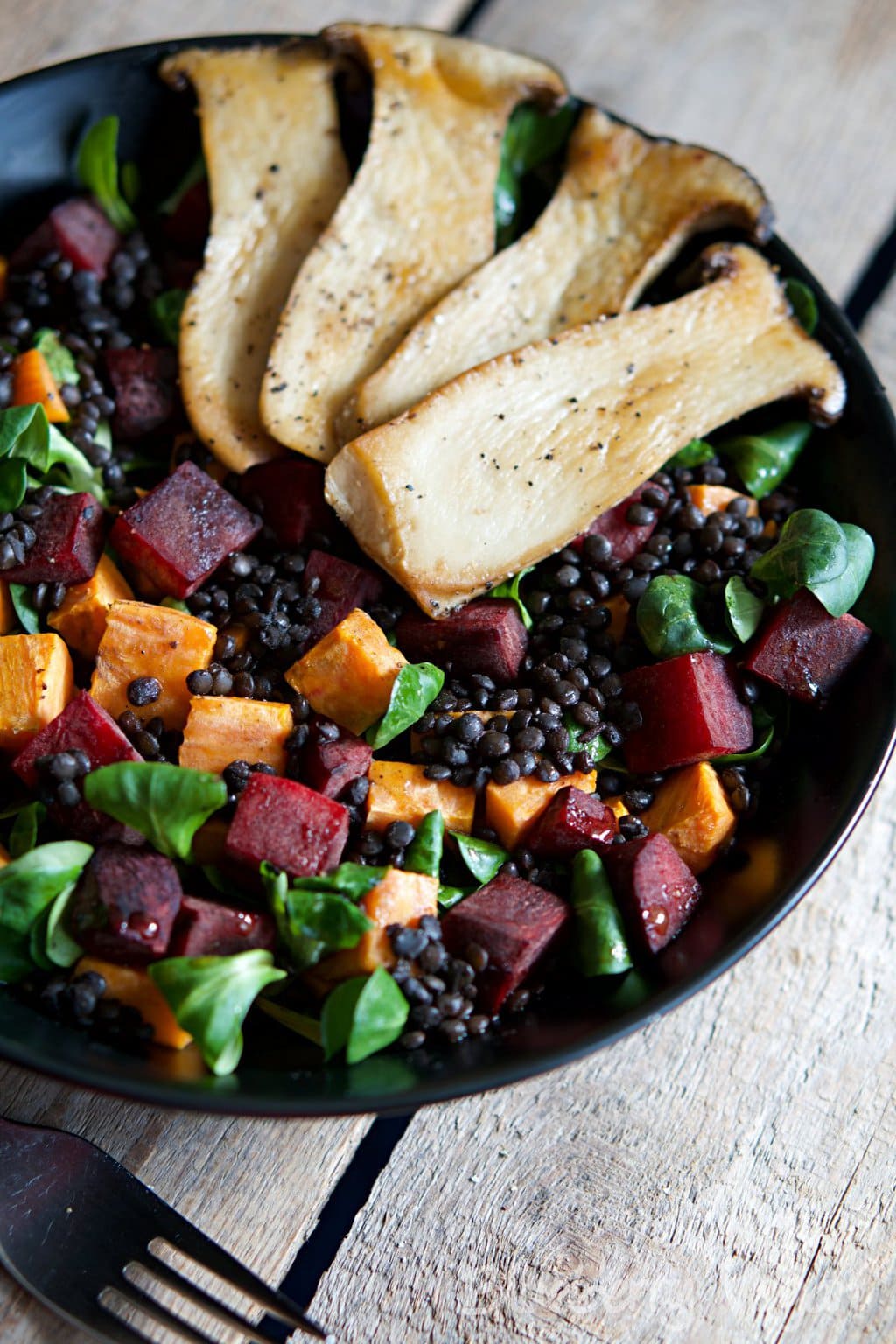 Salat mit Süßkartoffel, Rote Bete, Linsen und gebratenen ...