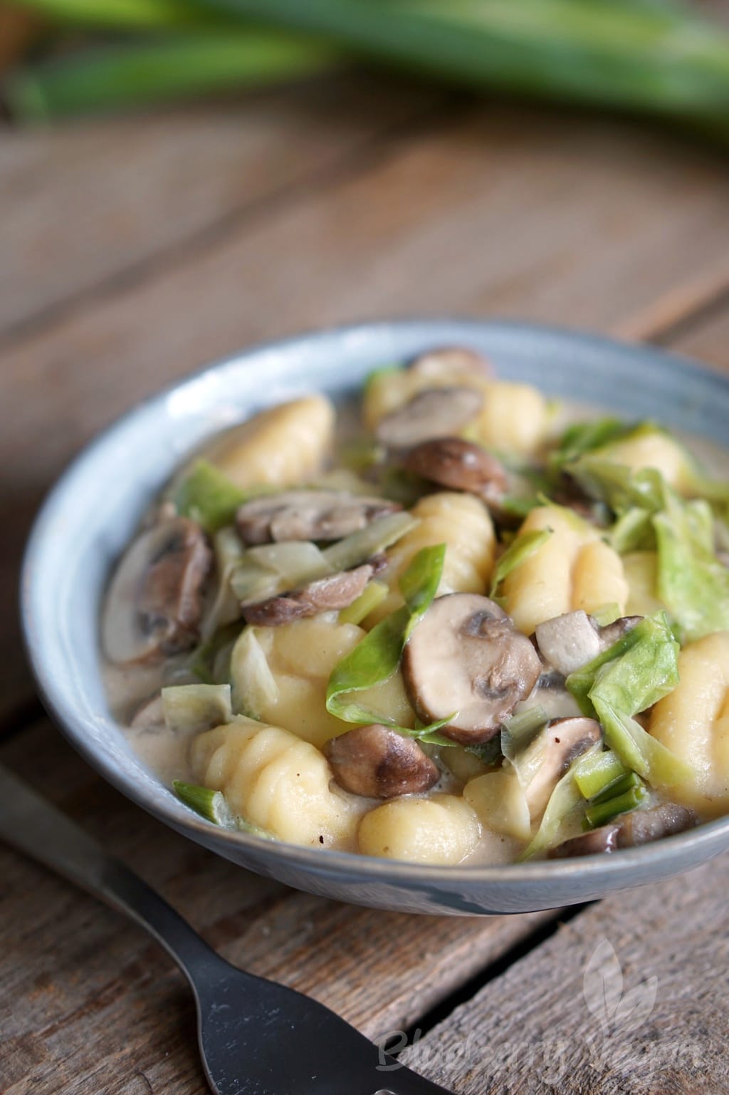 Cremige Gnocchi-Pfanne mit Champignons und Spitzkohl | Blueberry Vegan