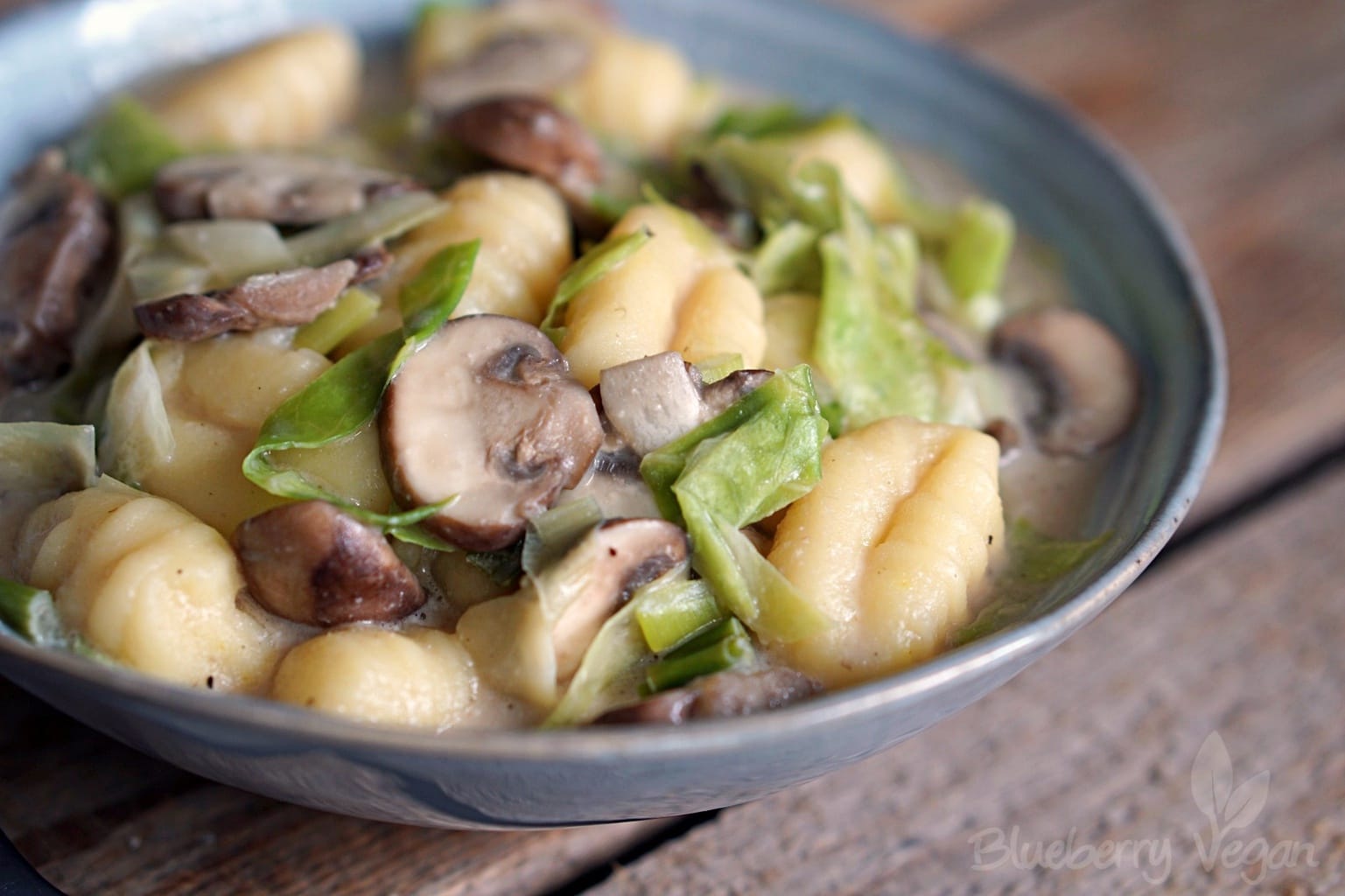 Cremige Gnocchi-Pfanne mit Champignons und Spitzkohl - Blueberry Vegan