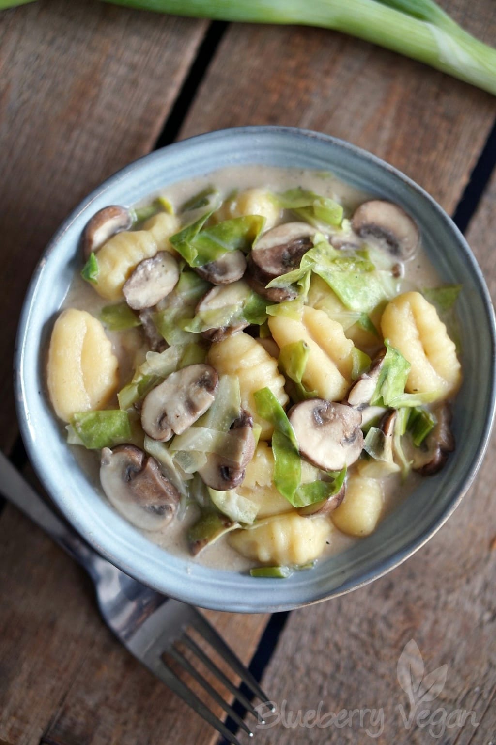 Cremige Gnocchi-Pfanne mit Champignons und Spitzkohl - Blueberry Vegan