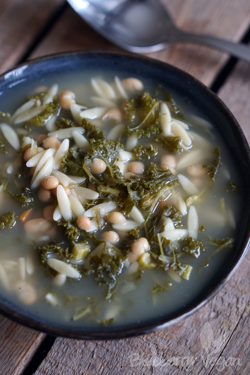 Wärmende Suppe mit weißen Bohnen und Kohl