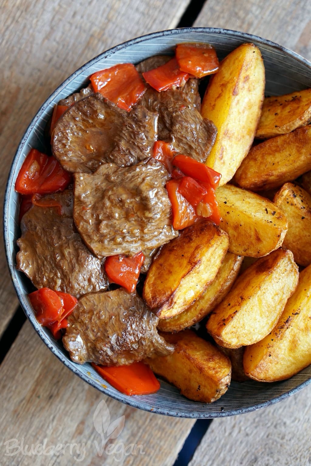 Geschmorte Country Filets mit Paprika und würzigen Kartoffelecken