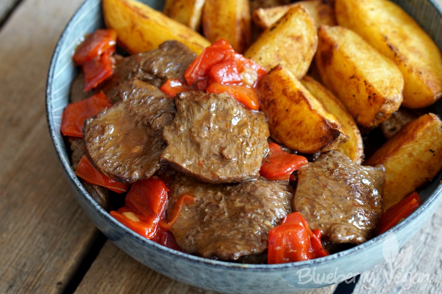 Geschmorte Country Filets mit Paprika und würzigen Kartoffelecken ...