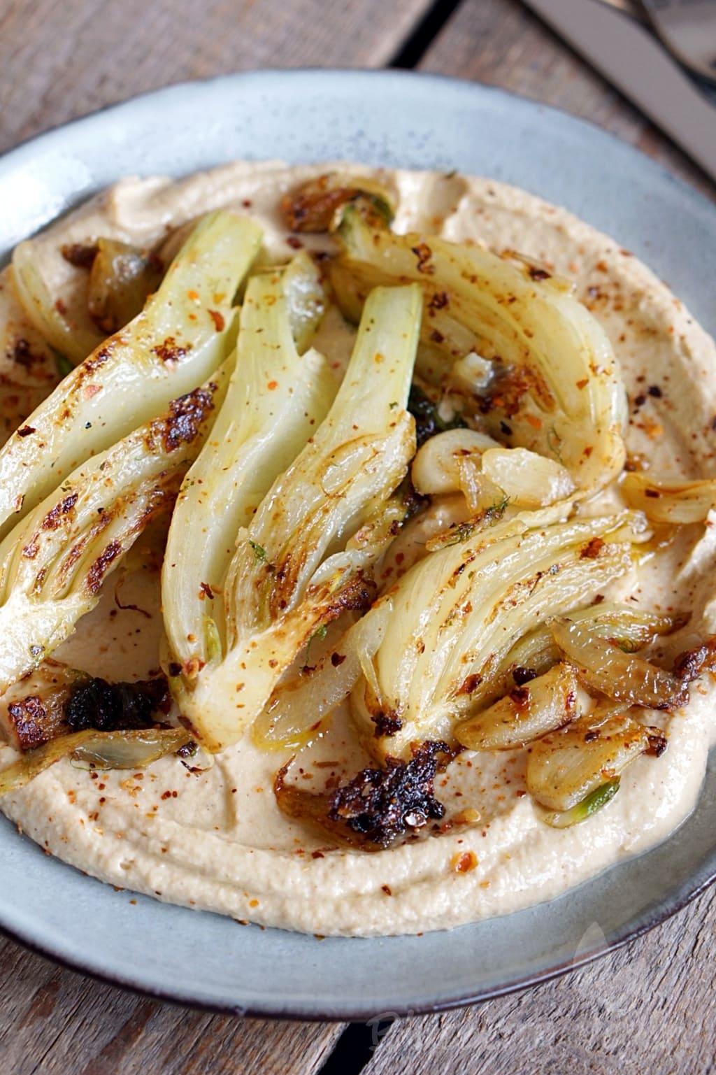 Geschmorter Fenchel auf cremigem Hummus - Blueberry Vegan