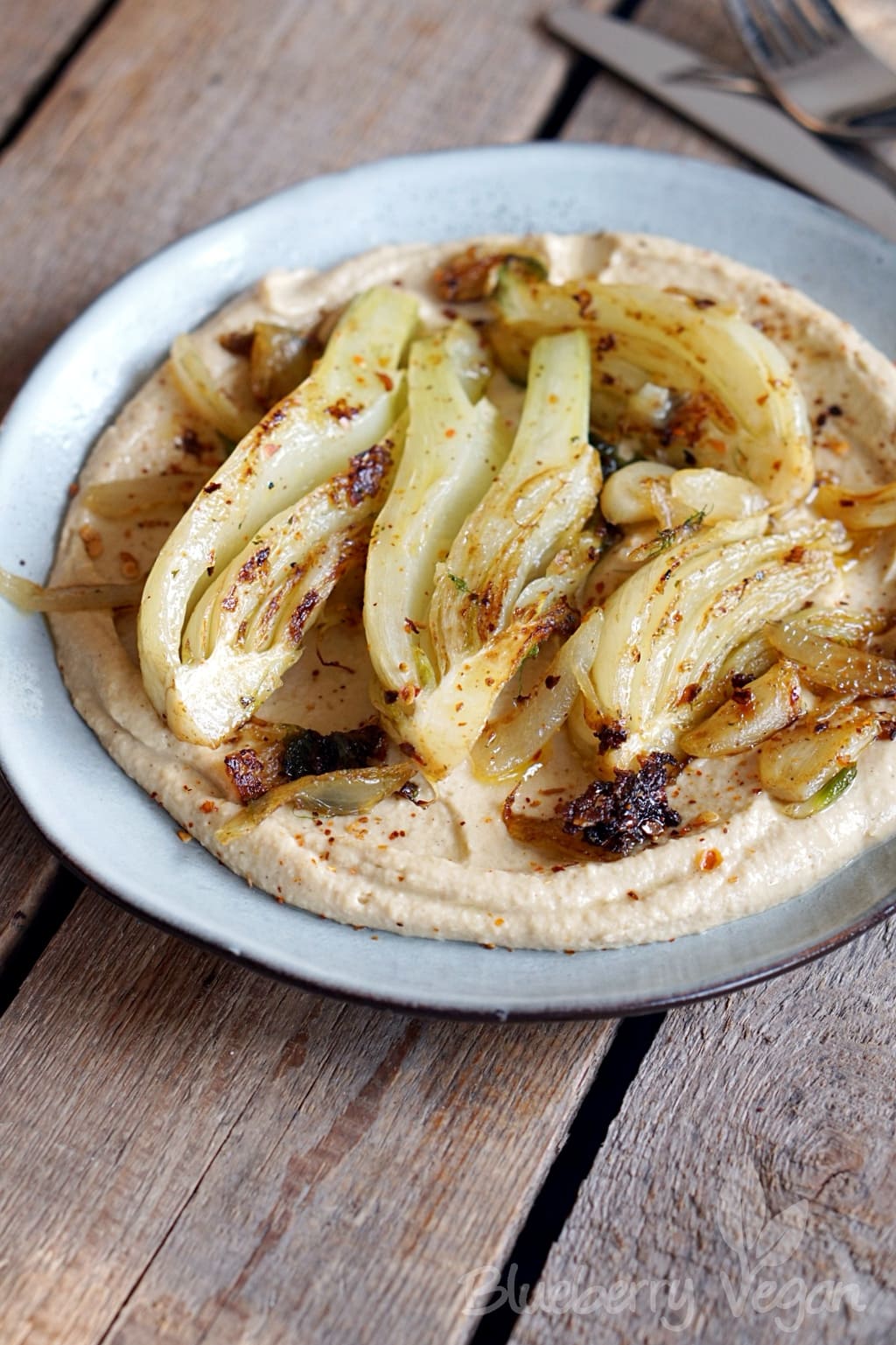 Geschmorter Fenchel auf cremigem Hummus