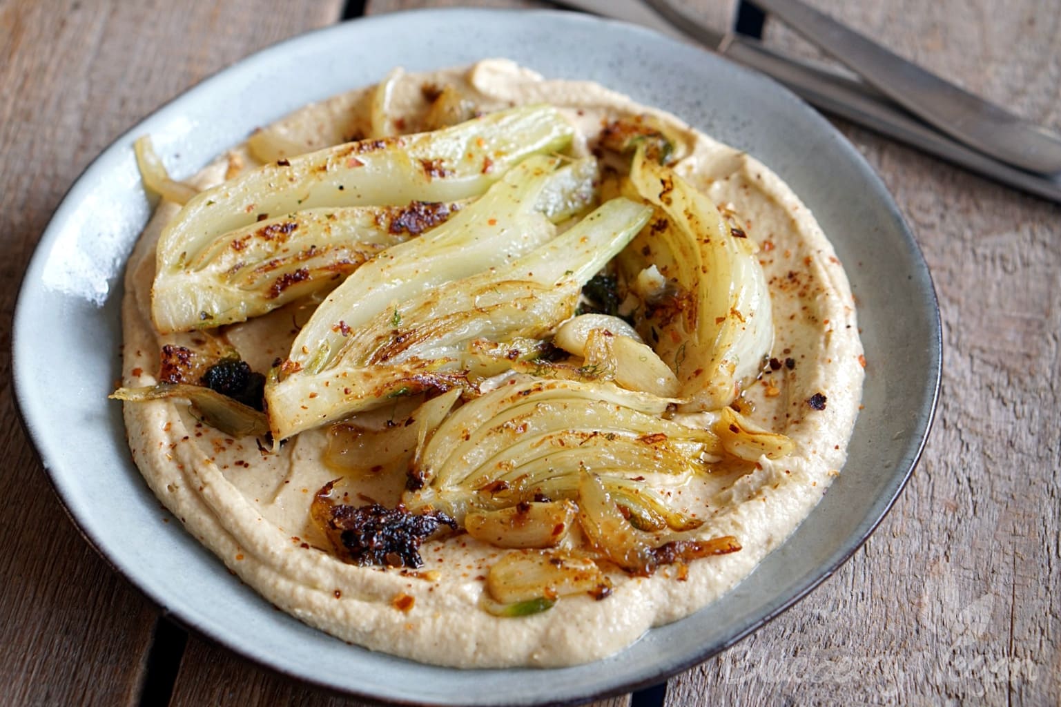 Geschmorter Fenchel auf cremigem Hummus - Blueberry Vegan