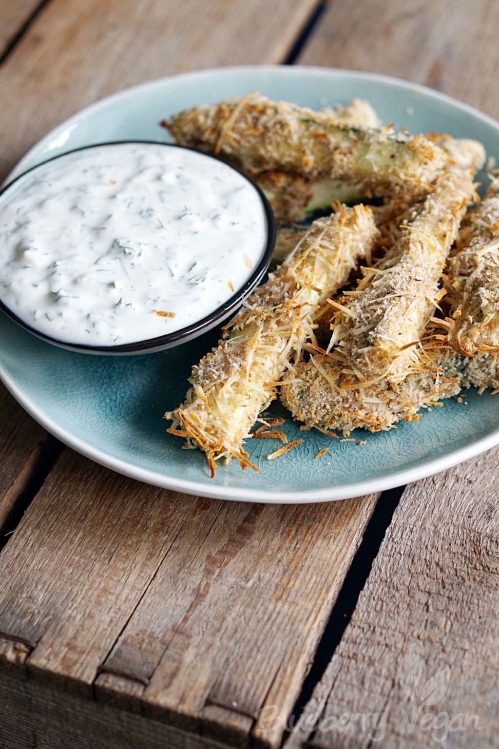 Würzige Zucchini-Fritten mit Kräuterdip