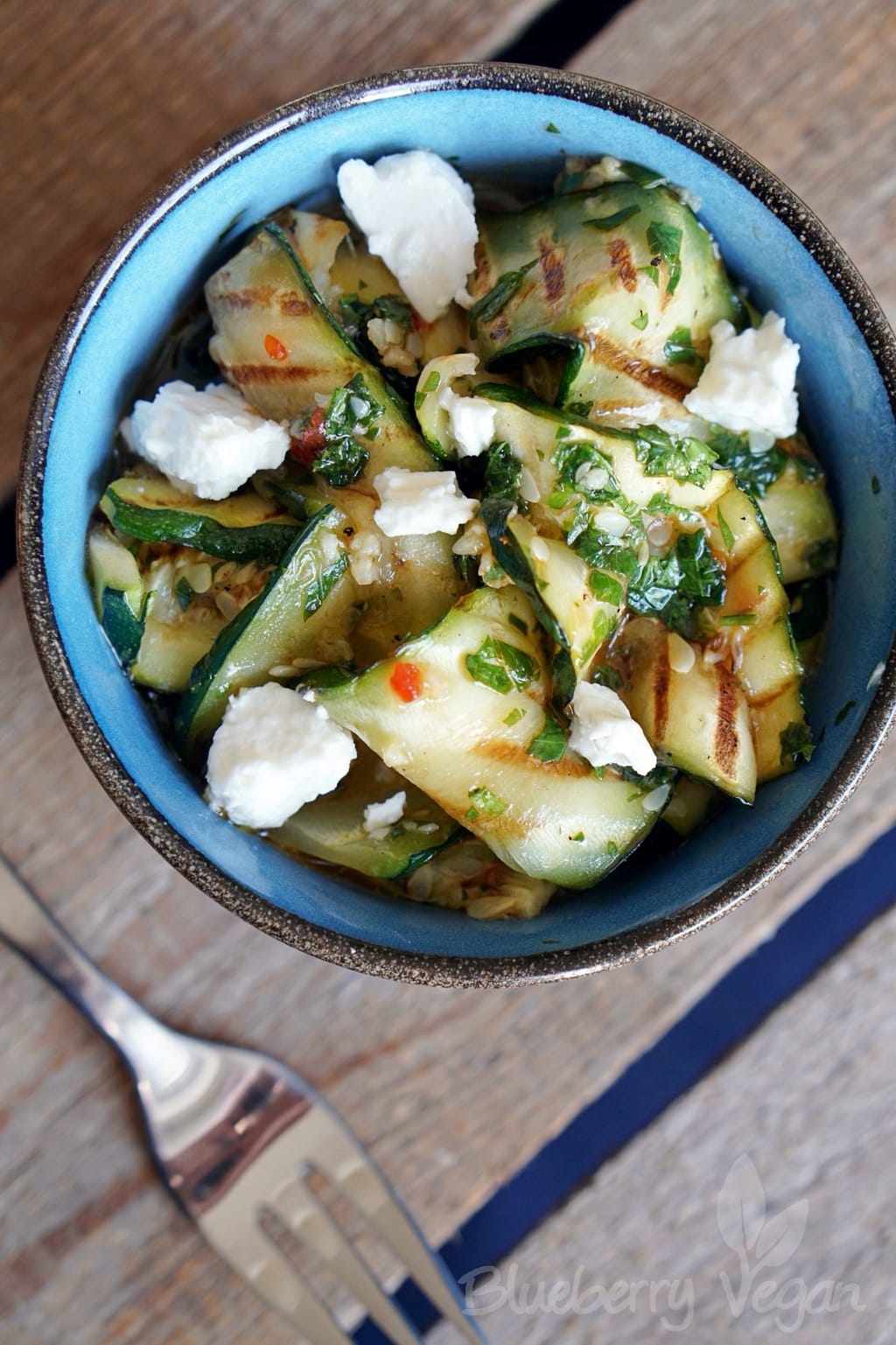 Pikanter Salat von gegrillter Zucchini