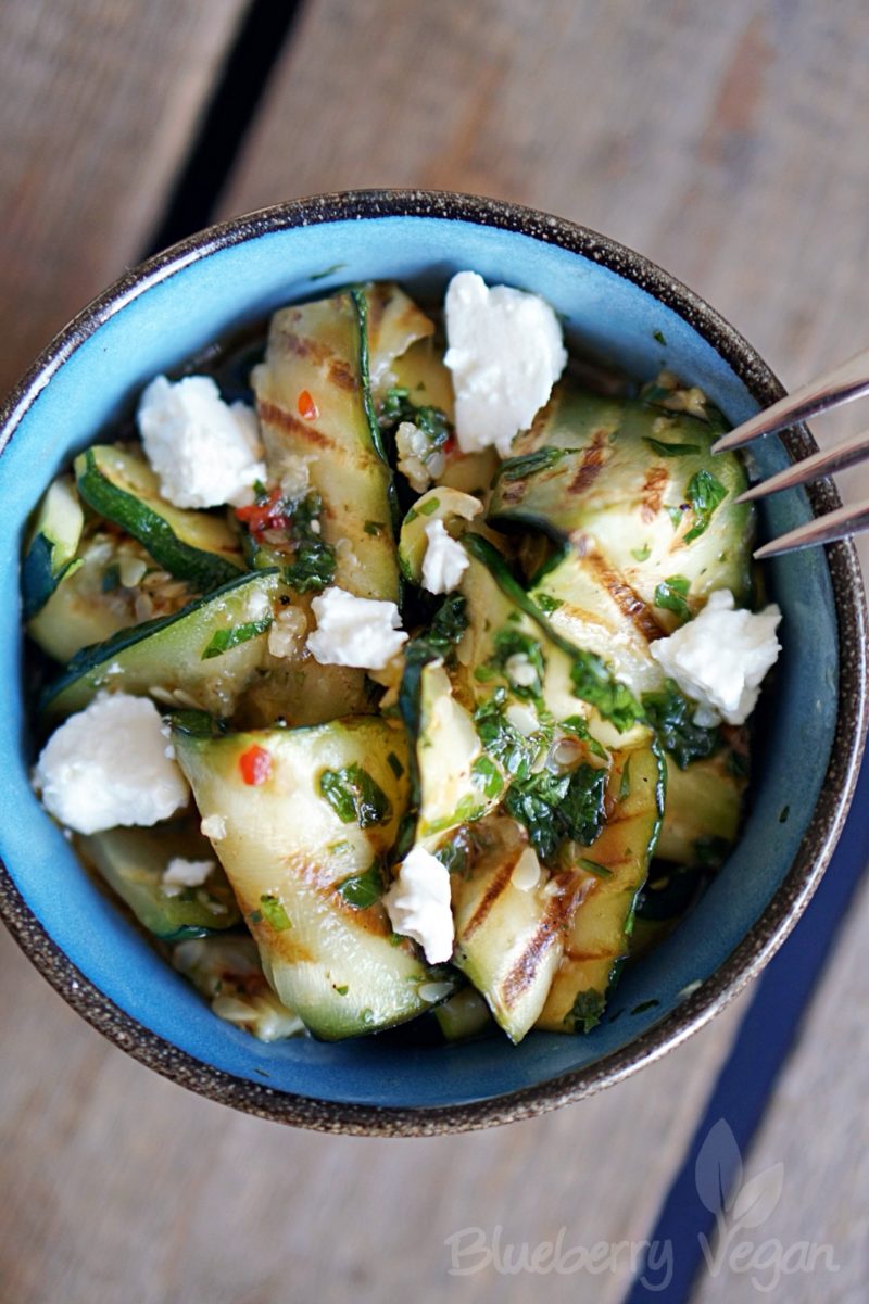 Pikanter Salat von gegrillter Zucchini | Blueberry Vegan