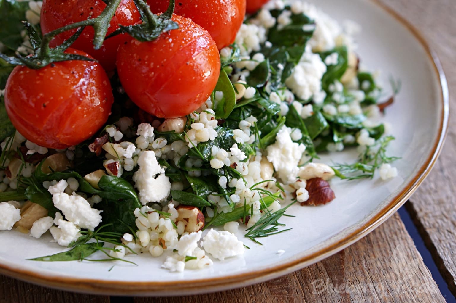 Frischer Graupensalat mit Spinat und geschmorten Tomaten | Blueberry Vegan