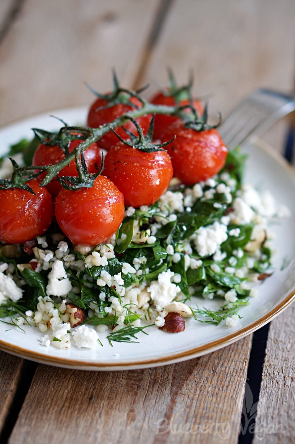 Frischer Graupensalat mit Spinat und geschmorten Tomaten